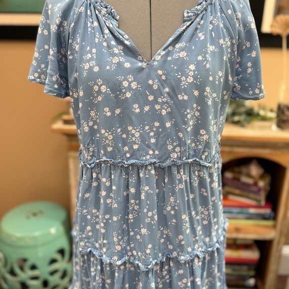 Women's Floral Flutter Sleeve Dress - Picture 2 of 8